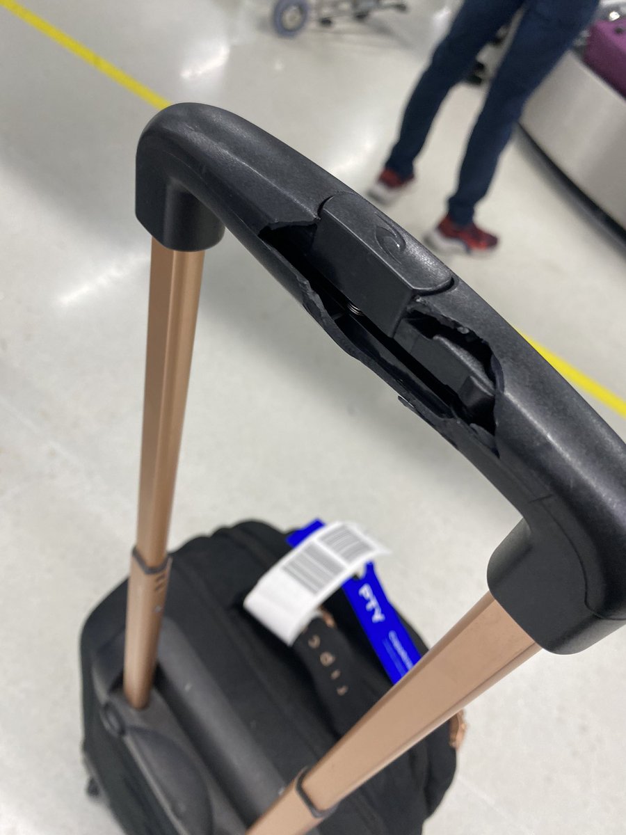JennyDutary29's tweet photo. @CopaAirlines que se hace cuando a uno le entregan la maleta en este estado? Por favor necesito colocar el reclamo pero no se que se debe hacer https://t.co/5BYkZyyzfb