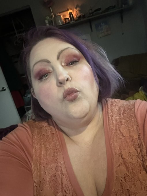 Kisses from me to you 💋💋💋 https://t.co/XoMhn25PKZ