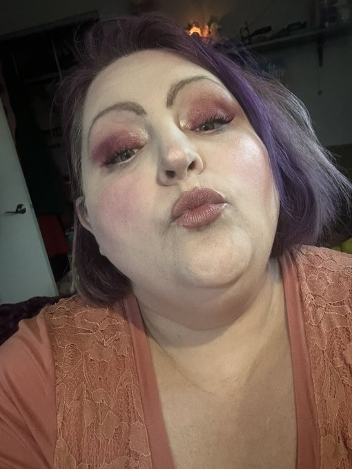 Kisses from me to you 💋💋💋 https://t.co/XoMhn25PKZ