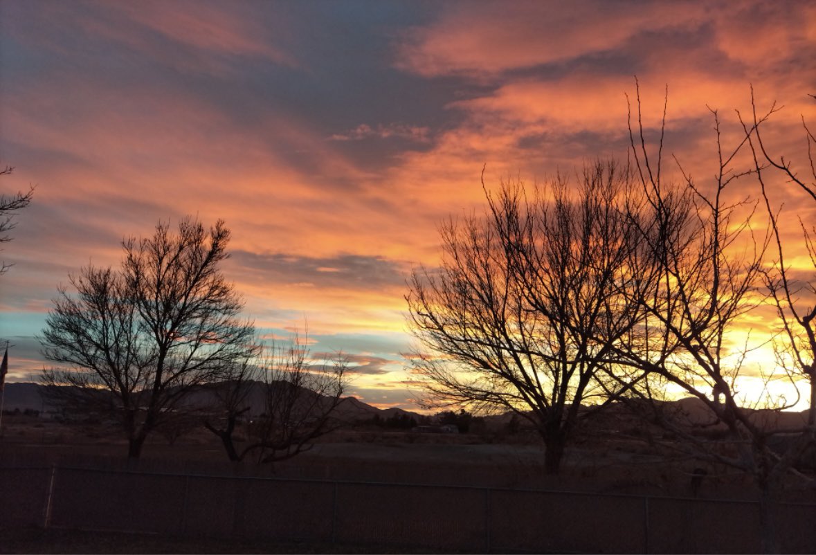 TeddFlorendo's tweet photo. The sunset showing off in Pahrump. Thanks to Anthony Gonzales for sharing 📸 @8NewsNow
#MostACCURATE #TeddSaid #WeatherNow #LiveLocalNow #8NN https://t.co/WZwc1K0HER