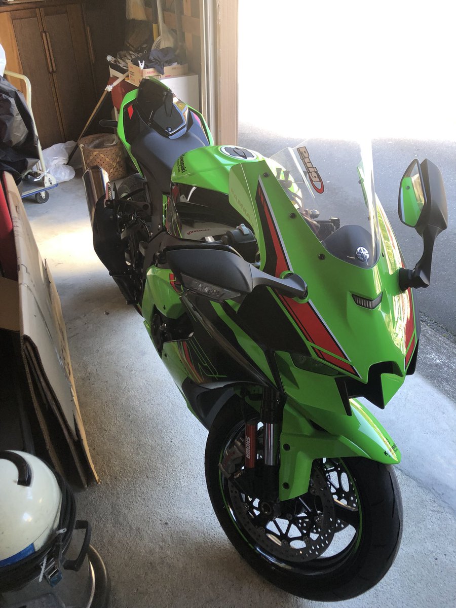 takabou_miyabi's tweet photo. クオリティもお値段も高かったです(゚ω゚)
#puighitechparts
#zx10r
#リアシートカウル https://t.co/mw65QZaDid