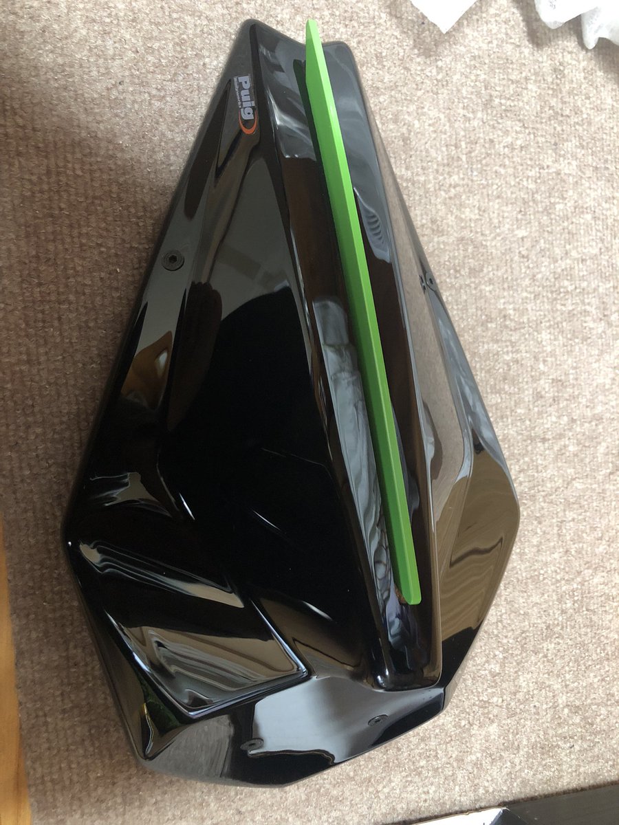 takabou_miyabi's tweet photo. クオリティもお値段も高かったです(゚ω゚)
#puighitechparts
#zx10r
#リアシートカウル https://t.co/mw65QZaDid