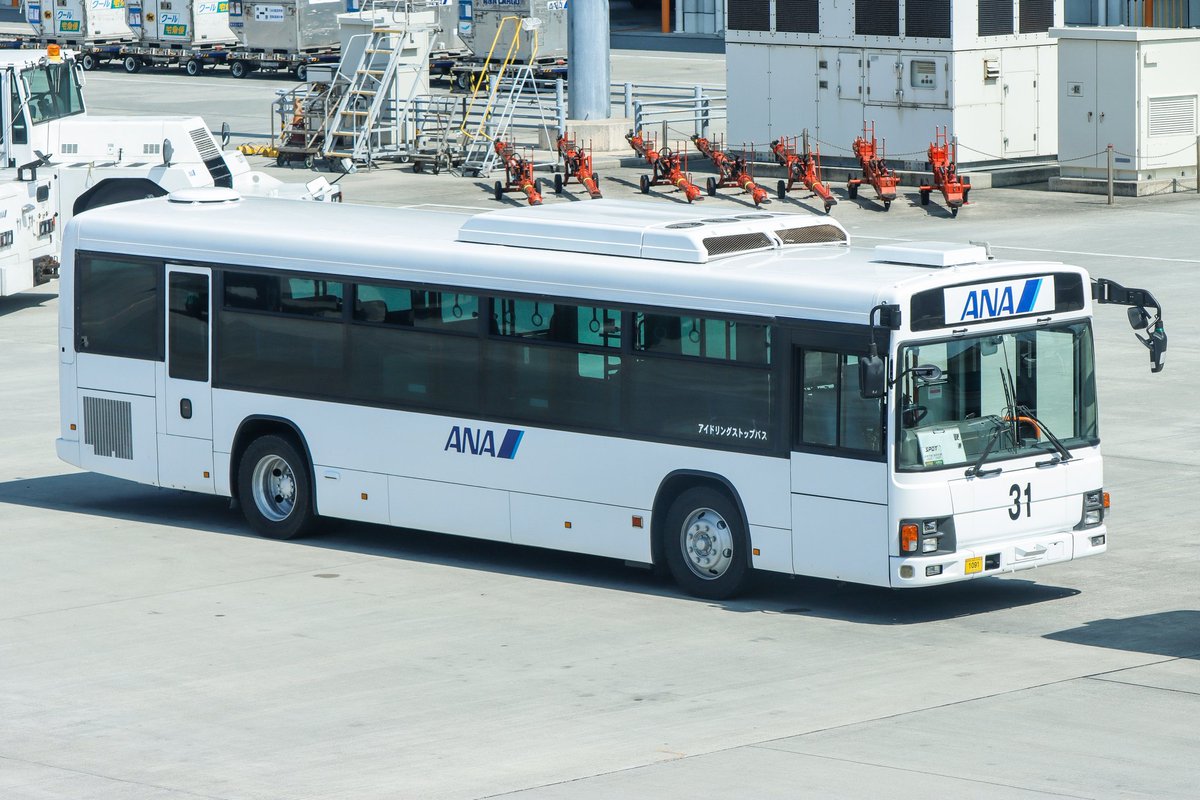 詳細はわかりませんが、10月の那覇空港。28号車の姿はなく、30,31号車は見える位置にいました