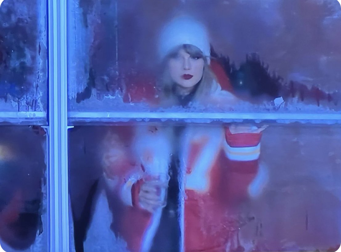 GarlicBread69's tweet image. How people watch the DoorDash driver they tipped $3 walk up their driveway.