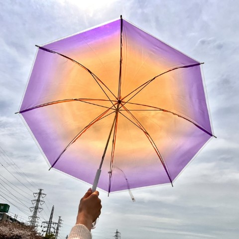 vgvd's tweet photo. 【#estaa】まるでキャンディのようなカラーリングが雨の日をハッピーなムードに変えてくれるクリア長傘。
POEグラデーション長傘オレンジ
https://t.co/6g4NcxQSn0 https://t.co/i7QD2nORhM