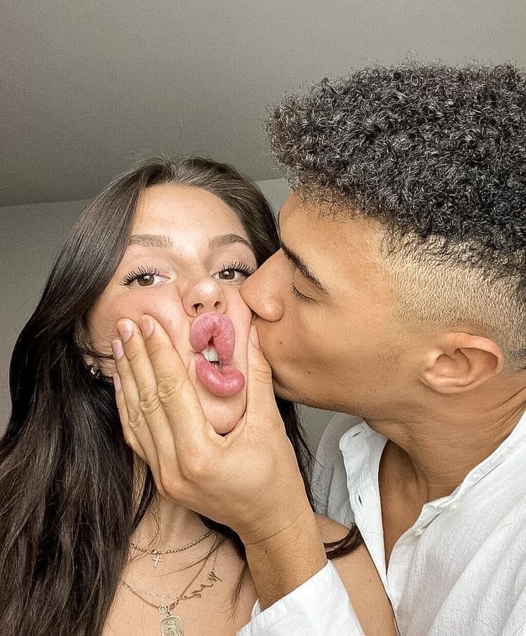 eu de cabelo cacheado e curto      /          eu de cabelo liso e cumprindo