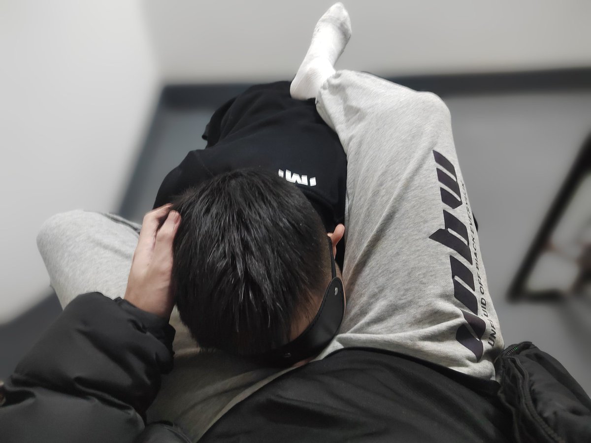 I_for_sex's tweet photo. 爸爸想玩楼道调教，一边用大脚碾狗屌，一边踩脸。小狗对爸爸的袜子爱不释手，把头埋到爸爸的裆部感受味道 https://t.co/CJnUp4UtPn