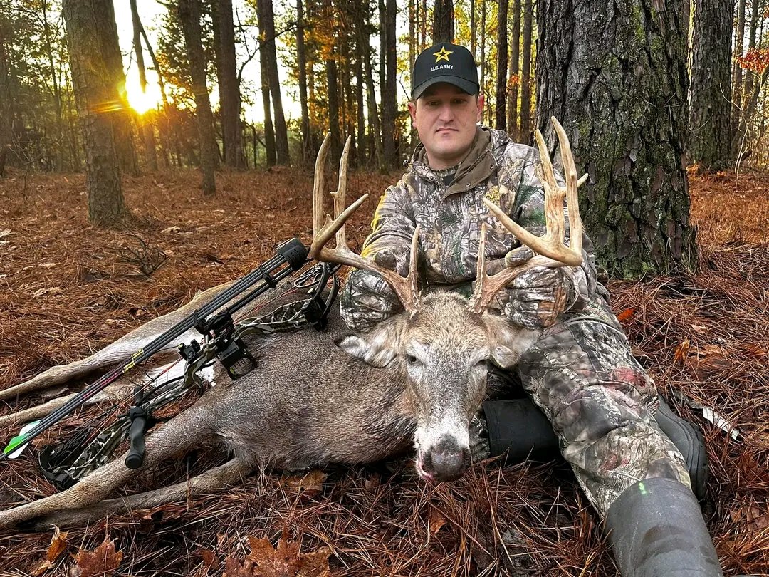 Congrats to my buddy Jason Manwarren on one heck of a Kentucky buck!! And thank you for your service!! Go Army! 

#RidgeRockHuntCompany #Army #Military #Whitetail