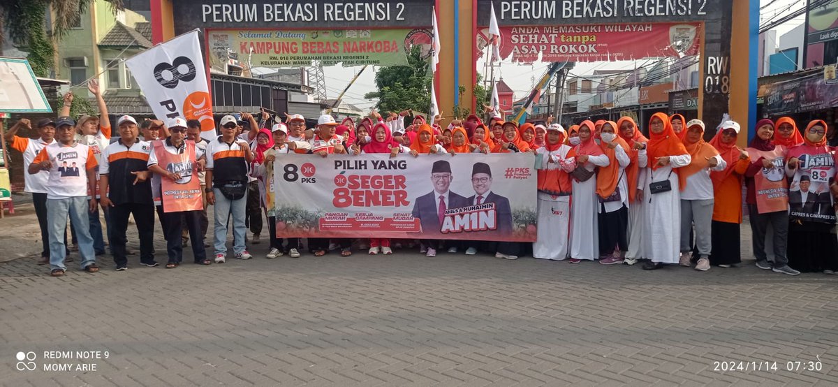 PKSCibitung's tweet photo. Caleg DPRD Kab. Bekasi dapil 2 nomor urut 7 Fitri Unariyah bersama relawan setelah aksi #flashmobPKS
PKS MENANG ANIES PRESIDEN
#PKSpembelaRakyat
#PKSmenangAMIN https://t.co/U55C5RImHo