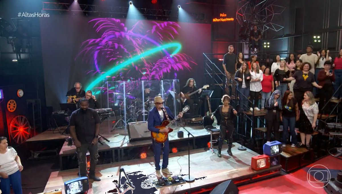 CantiiSandra's tweet photo. Claudio Zoli
Alguém mais só descobriu hoje que o correto é  'tocando B.B. King sem parar'
Manoo eu mesma troquei muito de biquini🤭
Zoli continua na mesma pegada 
#AltasHoras https://t.co/TAOJS12zIL