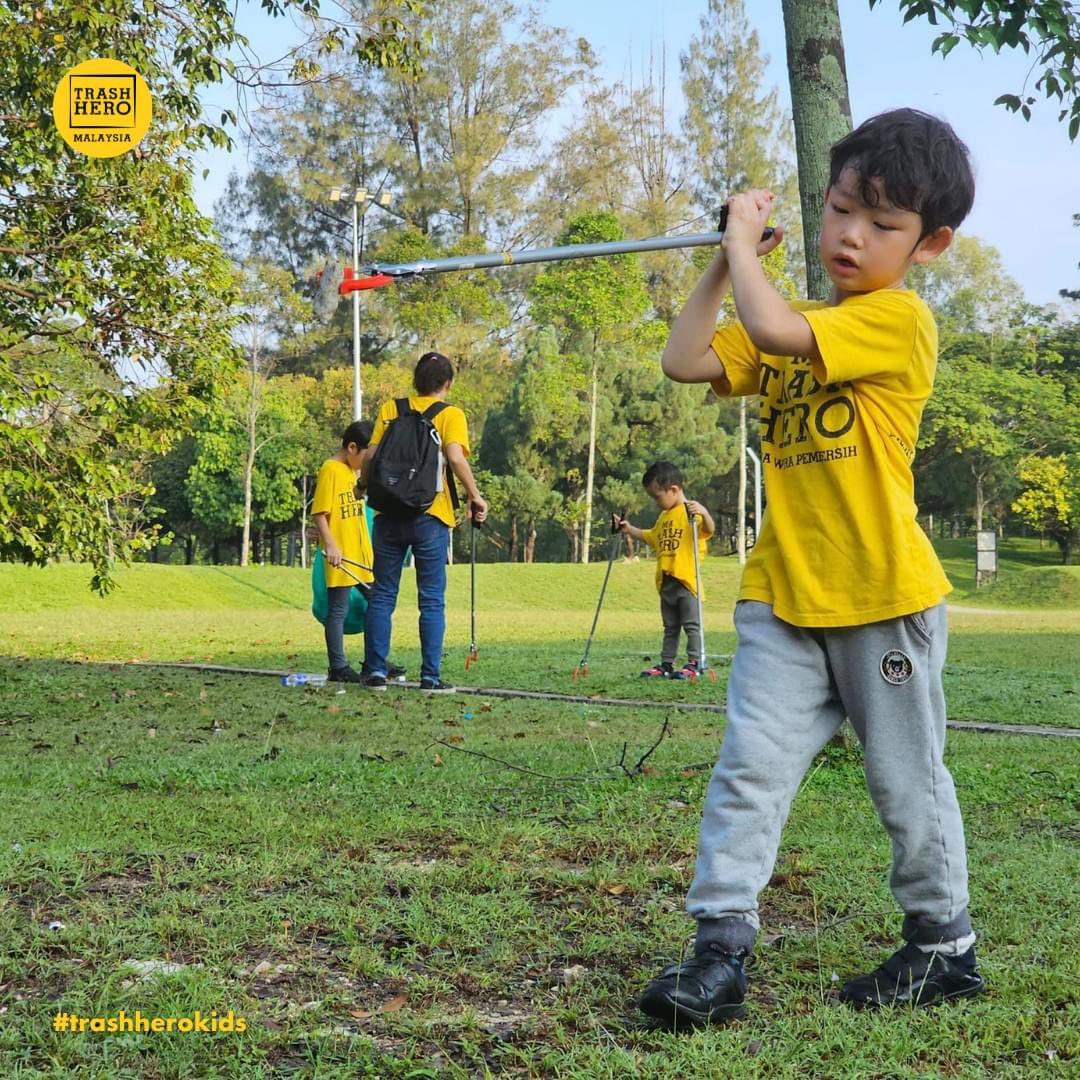 TrashHero's tweet photo. The little one with the #TrashHero weapon - the trash picker! Who says picking up trash isn't fun? Watch these little ones explore, learn, and play. One piece of plastic at a time, let's make our world brighter! ♻️🌈

📸 @TrashHeroKL

#trashherokids #funatcleanup https://t.co/Rqx8P9sPvO