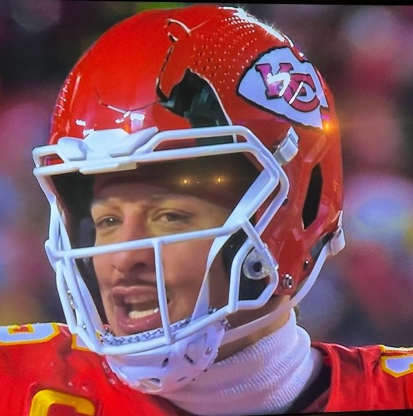 E_N890's tweet photo. Rip Mahomes Helmet https://t.co/PtEGbBdDU8
