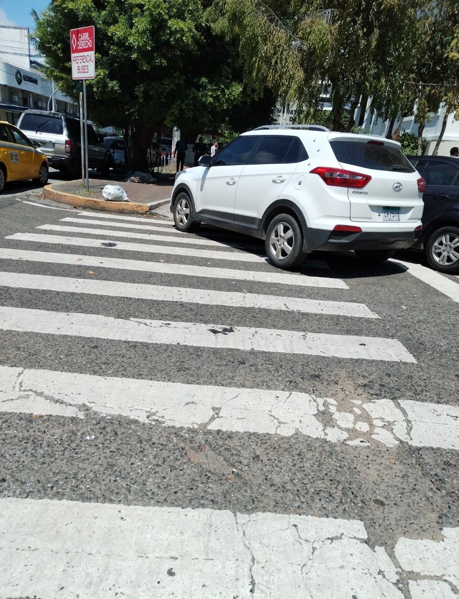 Nishma0110's tweet photo. @Mayer A sólo cuadras del municipio y nadie hace nada. Total desorden. https://t.co/S3MBHQjVJU