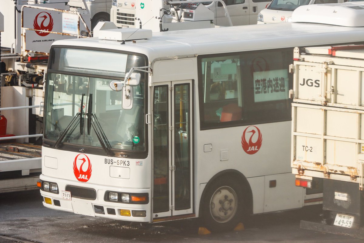 ついでに新千歳空港のも。SPOT12のすぐ横で放置されています。物置ですかね？周りに車両がいたりいなかったり。これは運次第ですかね。