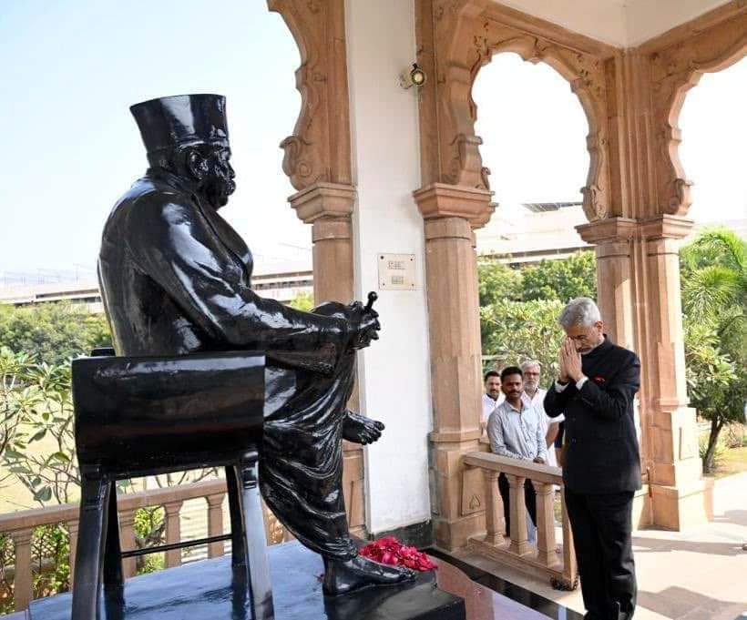 rajeshpadmar's tweet photo. External Affairs Minister Dr S Jaishankar @DrSJaishankar offered tributes to RSS Founder Dr Keshav Baliram Hedgewar at 'Smriti Mandir' and Second Sarasanghachalak Guruji Golwakar at 'Smriti Chihn' at Reshimbagh, Nagpur. https://t.co/tfCU5sRmQZ