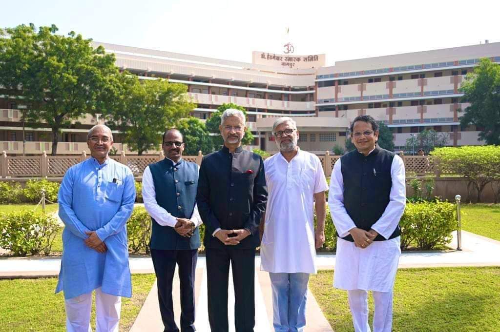 rajeshpadmar's tweet photo. External Affairs Minister Dr S Jaishankar @DrSJaishankar offered tributes to RSS Founder Dr Keshav Baliram Hedgewar at 'Smriti Mandir' and Second Sarasanghachalak Guruji Golwakar at 'Smriti Chihn' at Reshimbagh, Nagpur. https://t.co/tfCU5sRmQZ