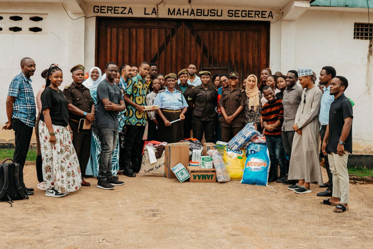 JOpoComm's tweet photo. Katika kuadhimisha siku ya mapinduzi ilikua vema sana kutembelea kundi hili maalumu na kufarijika nao https://t.co/2EUTn6a8GV