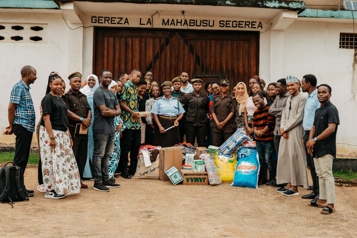 JOpoComm's tweet photo. Katika kuadhimisha siku ya mapinduzi ilikua vema sana kutembelea kundi hili maalumu na kufarijika nao https://t.co/2EUTn6a8GV