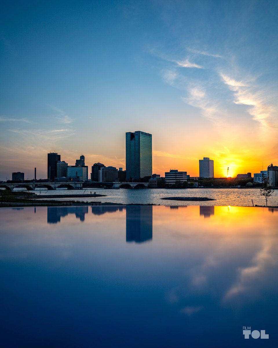 Thinking about warmer days along the Toledo skyline...

We're always adding to our database of unique locations in Toledo and NW Ohio suitable for use in film productions. Want to add your business or home? Contact us today at info@filmtoledo.com!

📷: Dougiefresh Photo