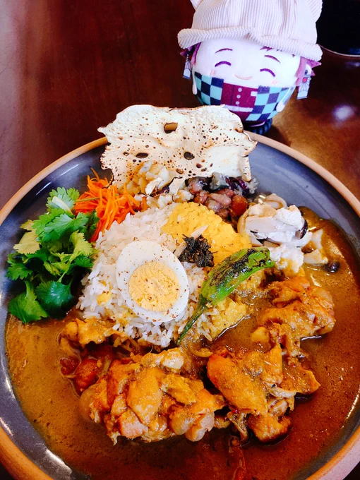 チキンカレー (謎のげきうまドレッシングサラダとミニラッシー付き)  ライスがバスマティ米とサフランライスの半々なの嬉しいカレー屋でもバスマティ米出すとこってそんなにないので…美味しかったな～