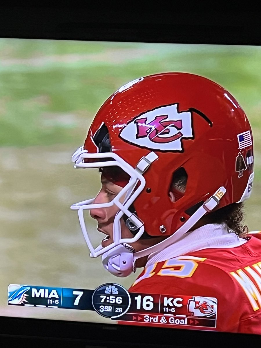 malanbaileyII's tweet photo. It’s that cold ya helmet cracks!!! https://t.co/CsbZhnHzNW