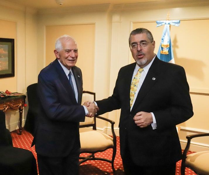 Josep Borrell Fontelles (@josepborrellf) on Twitter photo Un honor estar en Guatemala y reunirme con el Presidente electo <a href="/BArevalodeLeon/">Bernardo Arévalo</a> en la víspera de su investidura.
Mi visita refleja el compromiso firme de la Union Europea con el pueblo de Guatemala y una democracia amenazada que estamos aquí para defender y apoyar. Un honor estar en Guatemala y reunirme con el Presidente electo <a href="/BArevalodeLeon/">Bernardo Arévalo</a> en la víspera de su investidura.
Mi visita refleja el compromiso firme de la Union Europea con el pueblo de Guatemala y una democracia amenazada que estamos aquí para defender y apoyar.