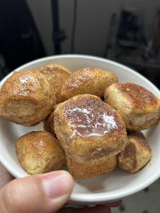I made the Auntie Anne&rsquo;s Pretzel Bites for 1 st time and they taste so good!  🥰🤗 https://t.co/AUQYrS