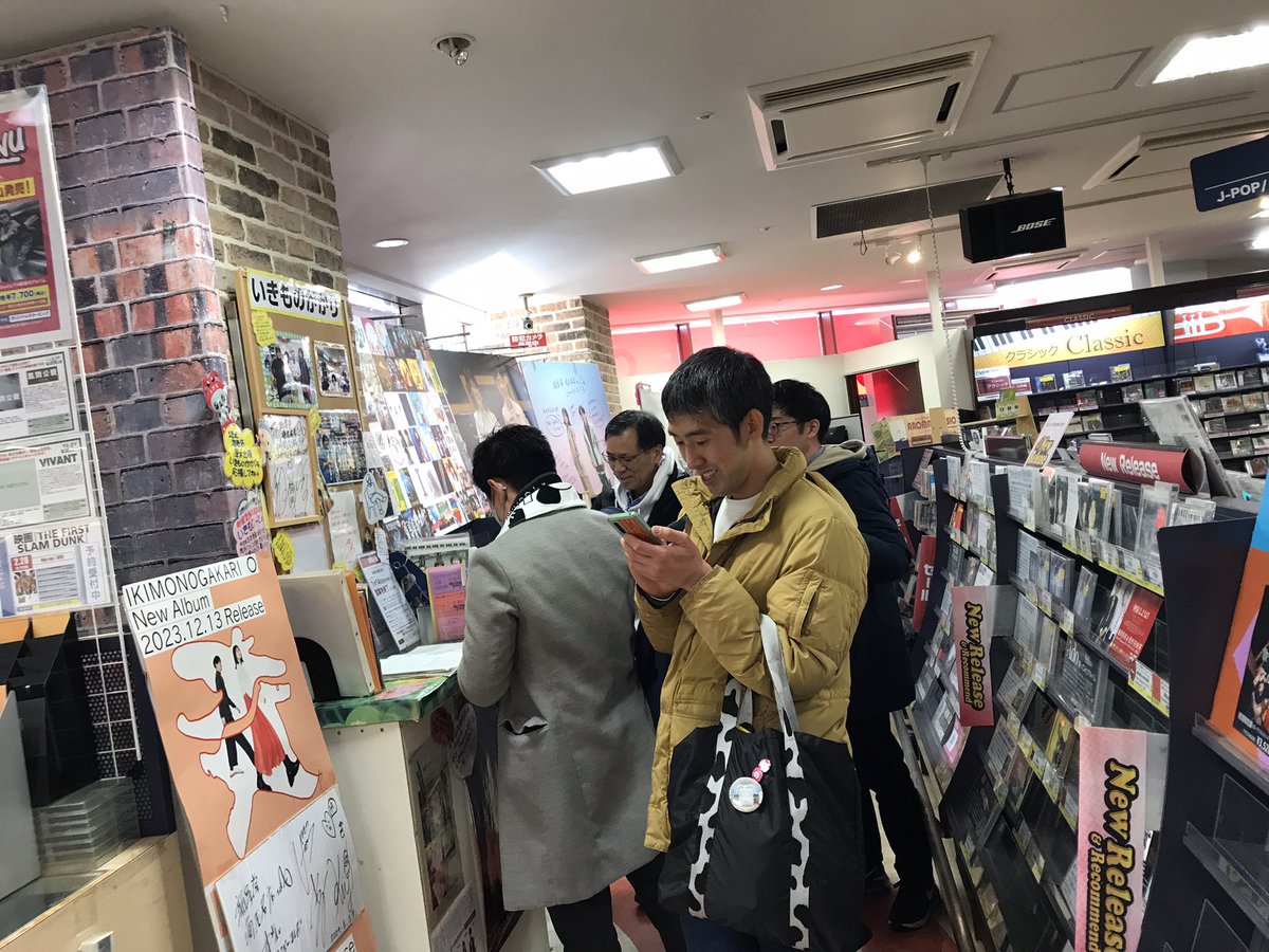 ssd_ebina's tweet photo. 最終日です。
いきものがかりのファンの皆さんが、いきものーとの記入をしたり写真を撮りあったり、
明るく閉店を盛り上げてくださっています♫
(写真掲載快諾いただいています) https://t.co/zDybT5S2Th