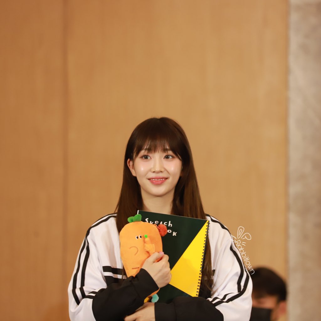 CHINASuminbar's tweet photo. 240112楠艺青岛线下签售高清

#스테이씨 #Sumin #배수민 #STAYC https://t.co/lNo9TLD5hR