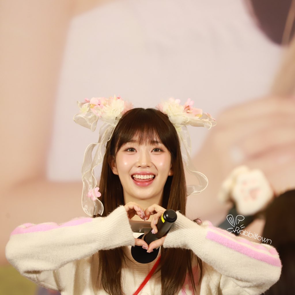 CHINASuminbar's tweet photo. 240112楠艺青岛线下签售高清

#스테이씨 #Sumin #배수민 #STAYC https://t.co/lNo9TLD5hR
