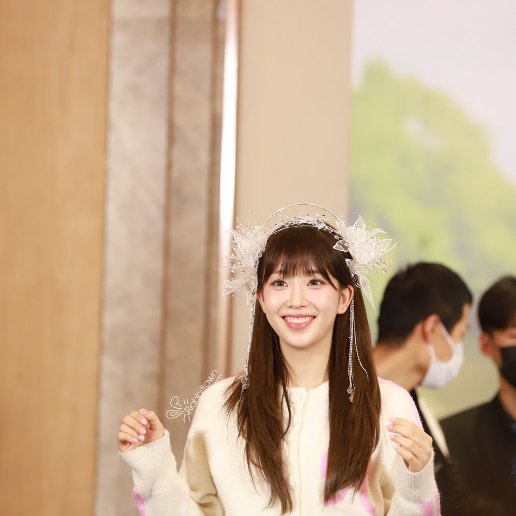 CHINASuminbar's tweet photo. 240112楠艺青岛线下签售高清

#스테이씨 #Sumin #배수민 #STAYC https://t.co/lNo9TLD5hR