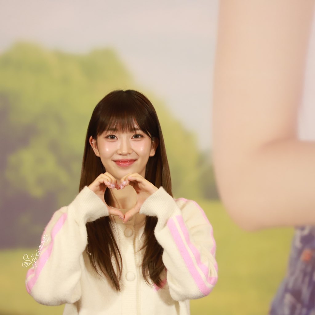 CHINASuminbar's tweet photo. 240112楠艺青岛线下签售高清

#스테이씨 #Sumin #배수민 #STAYC https://t.co/lNo9TLD5hR