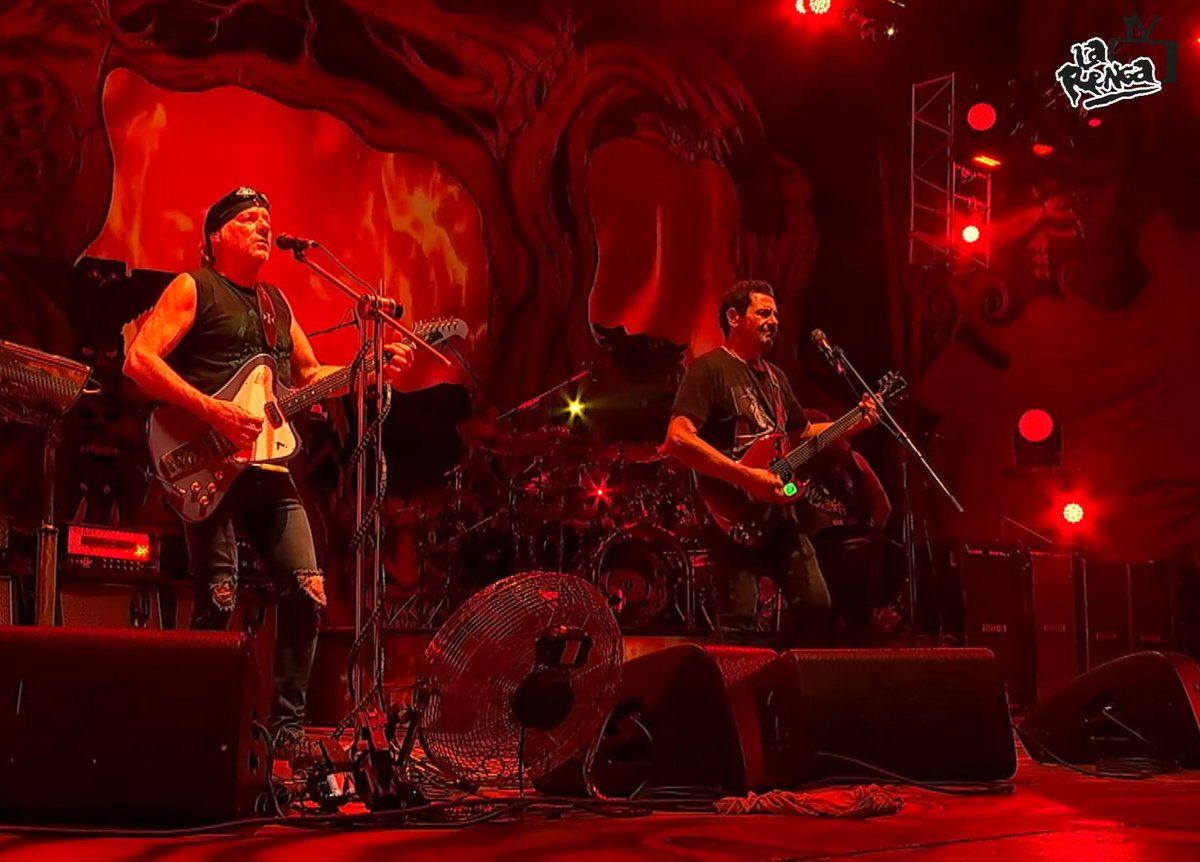 tponceeepr's tweet photo. Mamita lo que es esta foto, Chizzo devolviendole la invitacion a Mollo, duo de ls concha de su madre, el rock mas vivo que nunca. https://t.co/xVtsAi8UHz