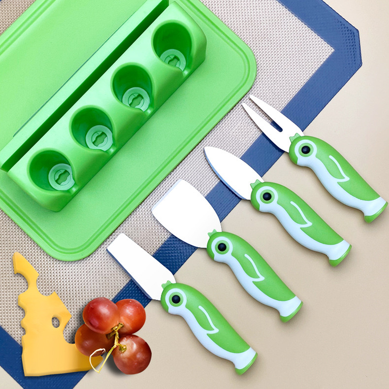 CookdoAlexChan's tweet image. Penguin Cheese Knives with Stand and cutting board
