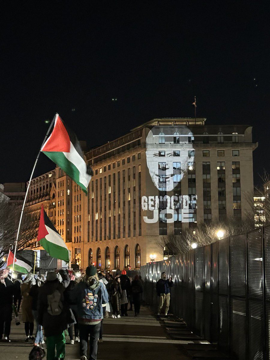 EdwardThornton_'s tweet photo. 400,000 people showed up in the freezing cold to march for Palestine in D.C today. good luck at the polls genocide joe. https://t.co/1DFbnbqbTx