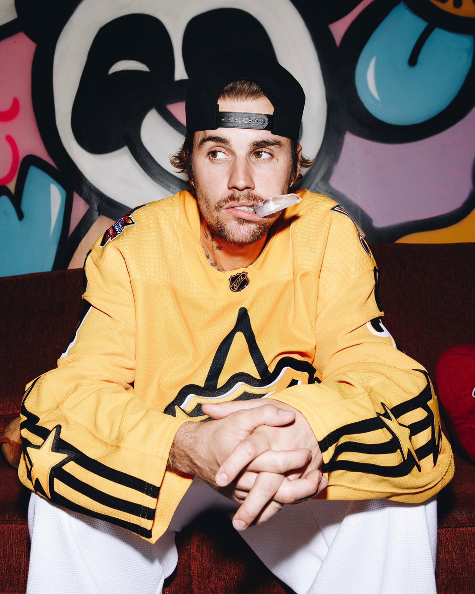 BMBRbackup's tweet photo. Justin Bieber garoto propaganda da campanha da NHL, em parceria da Drew House com a Adidas Roquei. https://t.co/5cctLZjXCV
