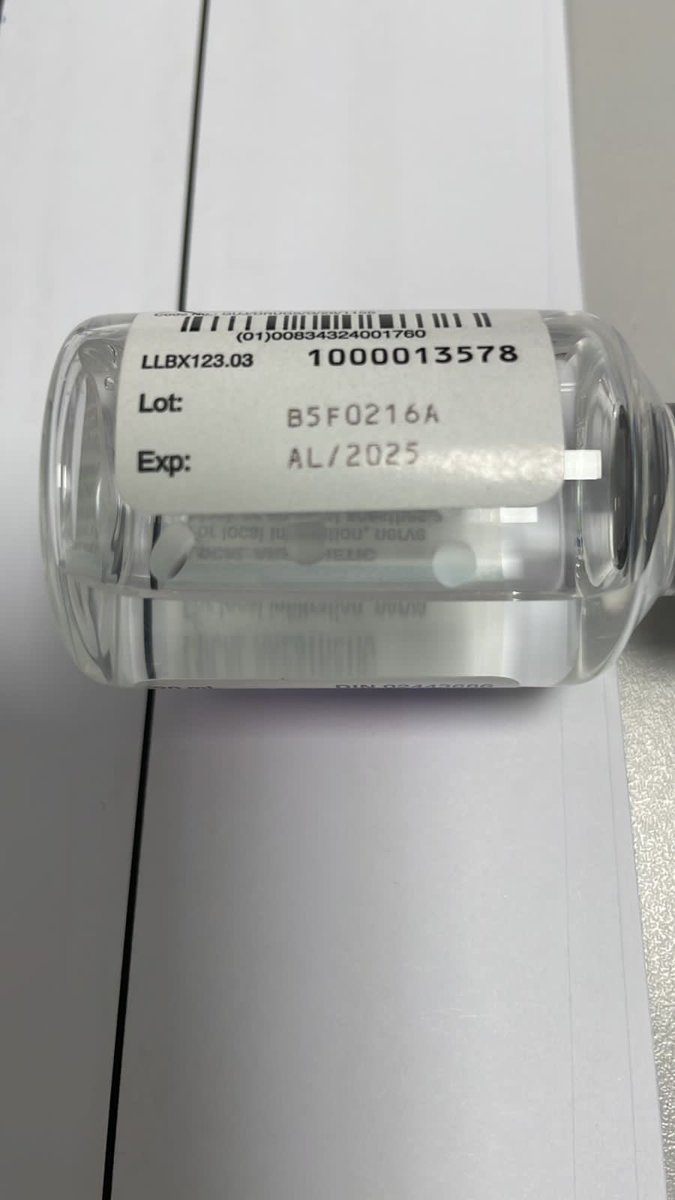 MALSWAR's tweet photo. #تساؤل 
في الصور المرفقه توجد تواريخ انتهاء لادويه ولكن بصيغ غريبه حيث تجده مكتوب 
EXP MA 17
EXP AL 13 
EXP AL 2025 
كصيدلي تتعامل مع الادويه كيف يمكنك قراءه مثل هذا  التاريخ الغريب في حال واجهت هذا الموقف🤔
وللإجابة عليها بشكل مبسط فهذة الاختصارات تكون بالغالب محصوره في الدول التي تتكلم بلغتين رسميتين اي انها متعددة اللغات والتي قد يستخدم في احداها الحروف الأبجدية اللاتينية. وهذا مايتم تسميته
 bilingual symbols

يتم استخدام الرموز ثنائية اللغة في كتابة التاريخ. في الأعمال الدولية أو في البيئات المتعددة اللغات، حيث قد يكون من المفيد أحيانًا استخدام رموز أو اختصارات يمكن تفسيرها بسهولة عبر لغات متعددة. هذه الرموز مصممة لتكون بديهية إلى حدٍ ما، حتى يمكن لأشخاص من خلفيات لغوية مختلفة التعرف عليها واستخدامها.
في الصور المرفقه ستجد ان الاختصارات لأشهر السنة باللغة الإنجليزية، ولكنها مصممة بطريقة تبدو مألوفة أو متشابهة مع تلك اللغات التي قد تستخدم الحروف الأبجدية اللاتينية. على سبيل المثال، "JA" لـ "January" يمكن أيضًا أن يُعتبر قريبًا من "Januar"، الذي هو التسمية باللغة الألمانية أو "enero" بالإسبانية إذا تم النظر إلى الحروف الأولى فقط. 

ها هي القائمة الكاملة مع تفسير سريع لكل رمز:

- JA: January (يناير)
- FE: February (فبراير)
- MR: March (مارس)
- AL: April (أبريل)
- MA: May (مايو)
- JN: June (يونيو)
- JL: July (يوليو)
- AU: August (أغسطس)
- SE: September (سبتمبر)
- OC: October (أكتوبر)
- NO: November (نوفمبر)
- DE: December (ديسمبر)

تحتوي هذه الاختصارات على الحرفين الأول والثاني أو الأول والثالث من الاسم الإنجليزي للشهر، مما يجعلها سهلة التعرف عليها واستيعابها من قبل الناطقين باللغات التي تستخدم الأبجدية اللاتينية. استخدام هذه المعايير يمكن أن يكون مفيدًا في الوثائق الدولية، والتقارير، والجدولة، والتخطيط حيث يشترك متعددو اللغات في التواصل والعمل معًا.
ولكن من المهم الأخذ بعين الاعتبار أنه بالرغم من أن هذه الرموز يمكن أن تسهل الأمور، إلا أنه يجب الحرص على التأكد من أن جميع الأطراف المشاركة في الاتصالات تفهم المعاني المعتمدة لكل رمز لتجنب اللبس.

لذلك دائما اقول عالم الادوية وصناعتها واسع جدا مهما قلت انك احطت به ستجد انك تجهل اكثر مما تعرف الامور فيه