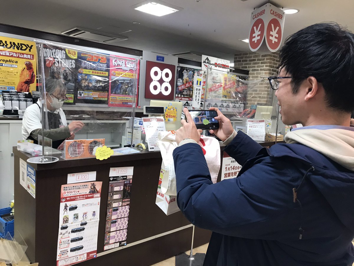 ssd_ebina's tweet photo. レジ前のサイン入りCDを激写するお客さま。
(許可いただいております) https://t.co/cD5pfB49tv