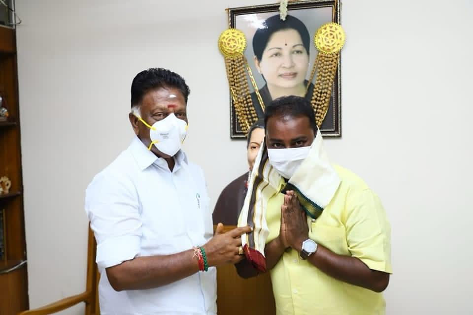 tyapresident's tweet photo. இன்று பிறந்தநாள் காணும் 
அன்பு  அமைதி  அடக்கம்  பாசம் மக்களின்  தலைவர் எங்கள் அய்யா அவர்கள்  பிறந்தநாள்  வாழ்த்த  வயதில்லை  வணங்குகிறேன் @OfficeOfOPS @OPRavindhranath உங்களை  என்றும் இனிய பிறந்த நாள் நல்வாழ்த்துக்கள் 

எம்.எம்.ஆர்.மதன்
மாநில தலைவர்
தமிழ்நாடு இளைஞர்கள் சங்கம் https://t.co/2ewi91i89q