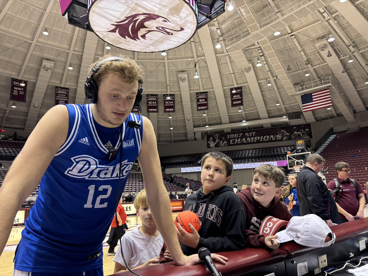 Admire_OnAir's tweet photo. A 5th career 30-pt night earned the respect of the young home crowd. This is just awesome @Tucker_DeVries https://t.co/alGJeAnKzU