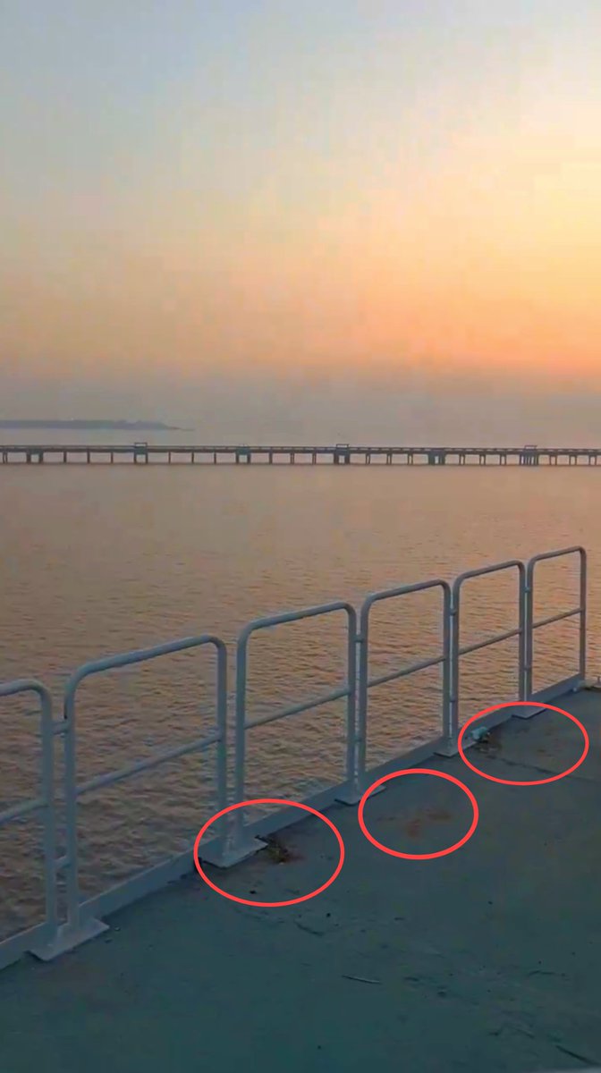 IndianTechGuide's tweet photo. Pan Gutka stains spotted on MTHL on the 1st day itself 🙏  (📸 - @mumbaimatterz) https://t.co/F5LtBv7PfS