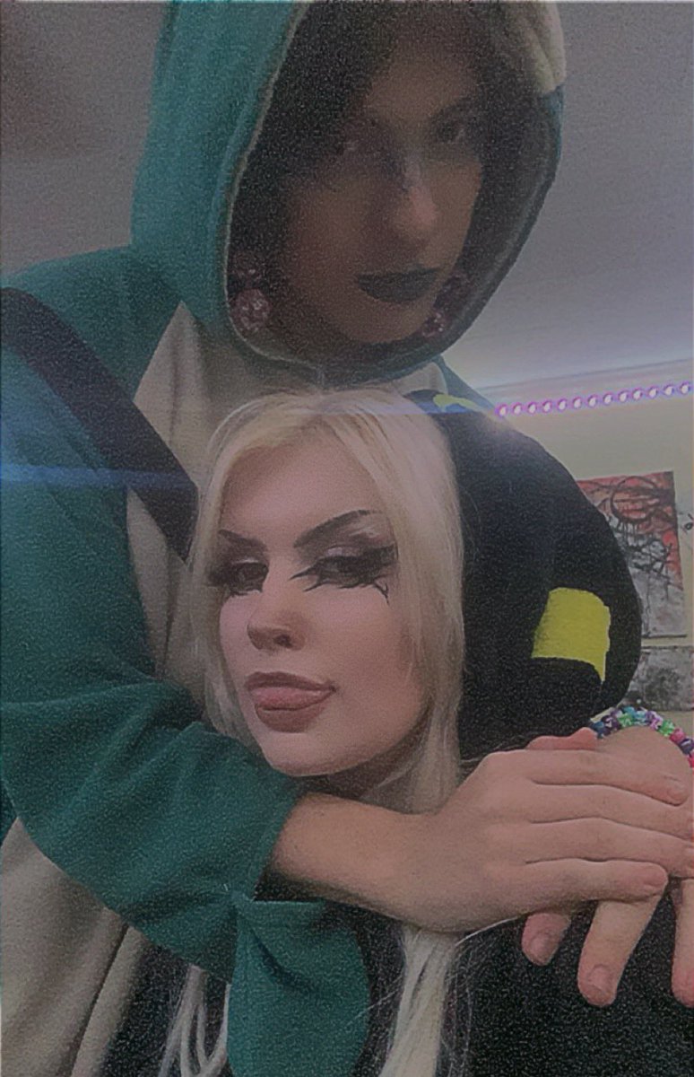 fleshhhive's tweet photo. average lesbian couple https://t.co/GMFyf85Ndn