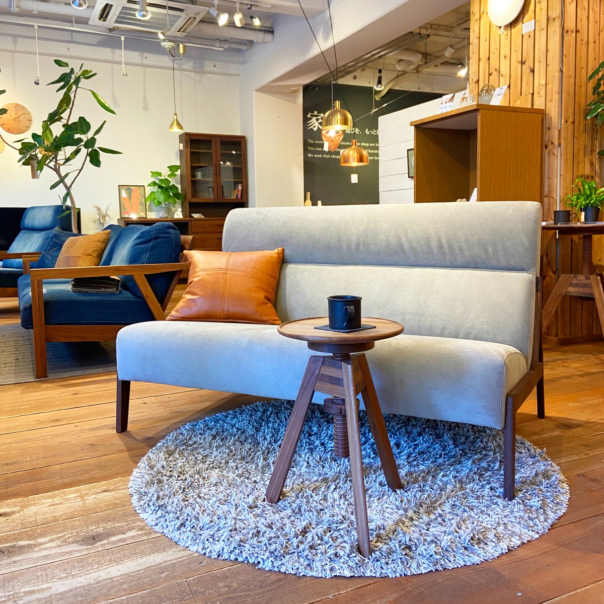 CRIATEGIVERS's tweet photo. セミハイバックの
アームレスソファ『A Sofa』

肩までの高さに設計された背もたれ。
後に傾斜がかかっており
楽に全身を預けられるのが特徴。

敢えて脚部分を「A」の形にすることで安定感が増し、強度を高めています。

脚/ウォールナット無垢材
¥126,500

#国産家具
#BRIDGEWORKS
#アームレスソファ https://t.co/itM5GrM41d