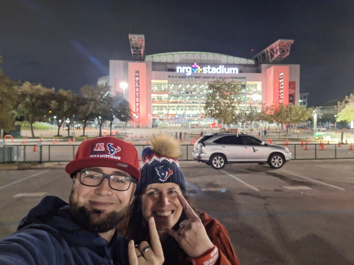 AurelGanr's tweet photo. The best for last, thank you @StephStradley for you kindness and to make me discover what means a proper game in Houston. We just talked on Twitter before, so you have no reason to be so nice but you can feel it come from the heart. https://t.co/Su5cm1CYCy