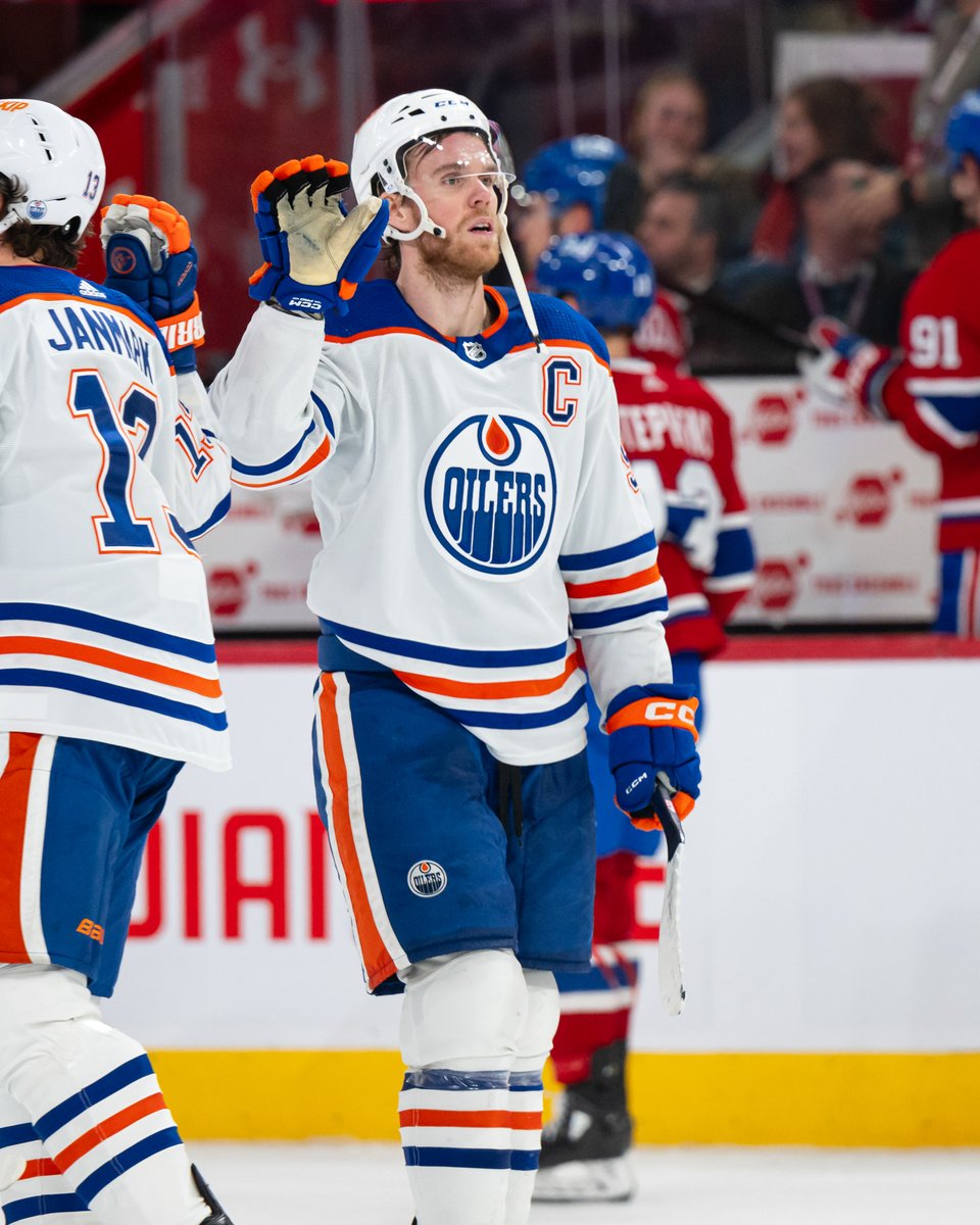 EdmontonOilers's tweet photo. Gave Cap his birthday wish 🖐️🖐️ https://t.co/0x2itMKi68