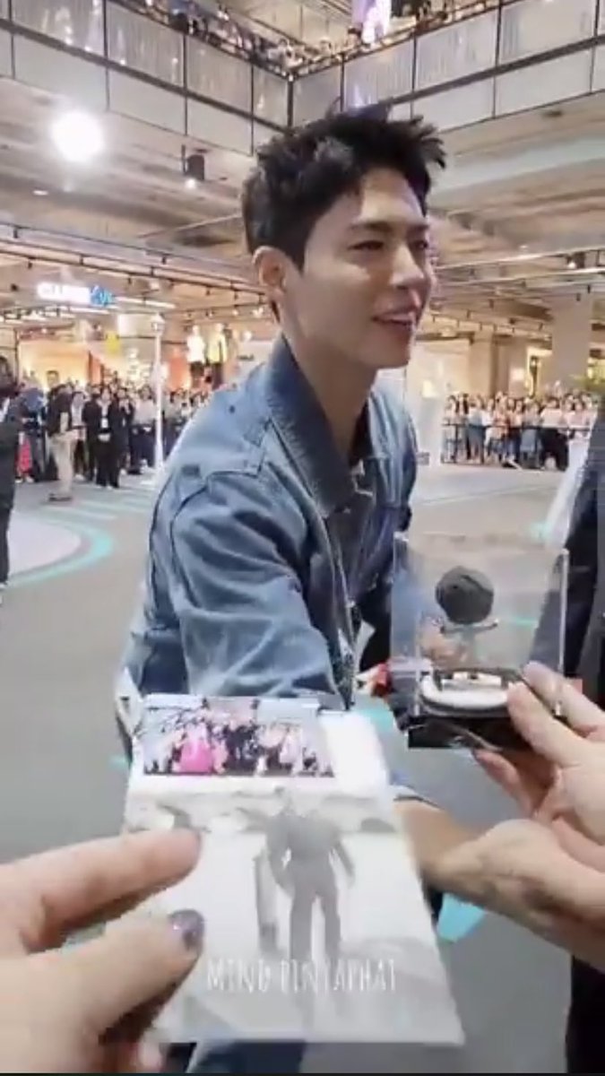 SawaleeTH's tweet photo. @BOGUMMY Thank you for your kindness. I will never forget the moment.

เตรียมใจไว้แล้วว่าโบกอมจะไม่รับ

ในวินาทีที่เค้าเดินเข้ามา พยายามสบตาและทำหน้าอ้อนวอนหนักมาก แล้วสิ่งที่ไม่คาดคิดก็เกิดขึ้น โบกอมเอื้อมมือมาจับข้อมือเราเบาๆ เพื่อขอบคุณ

วินาทีนั้นคือลืมสิ้นทุกสิ่งอย่าง 🫠 https://t.co/lODp0QCpnN