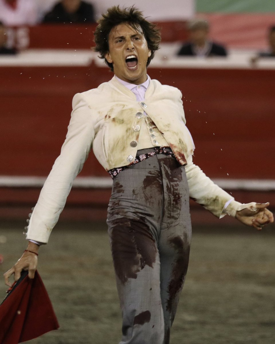 cormanizales's tweet photo. 5to de la noche de la Ganadería Ernesto Gutiérrez para Andres Roca Rey novillo encastado, Roca Rey se impone y cuaja una faena rotunda, suena el pasodoble feria de Manizales, 2 orejas https://t.co/rxqBRSyOBB