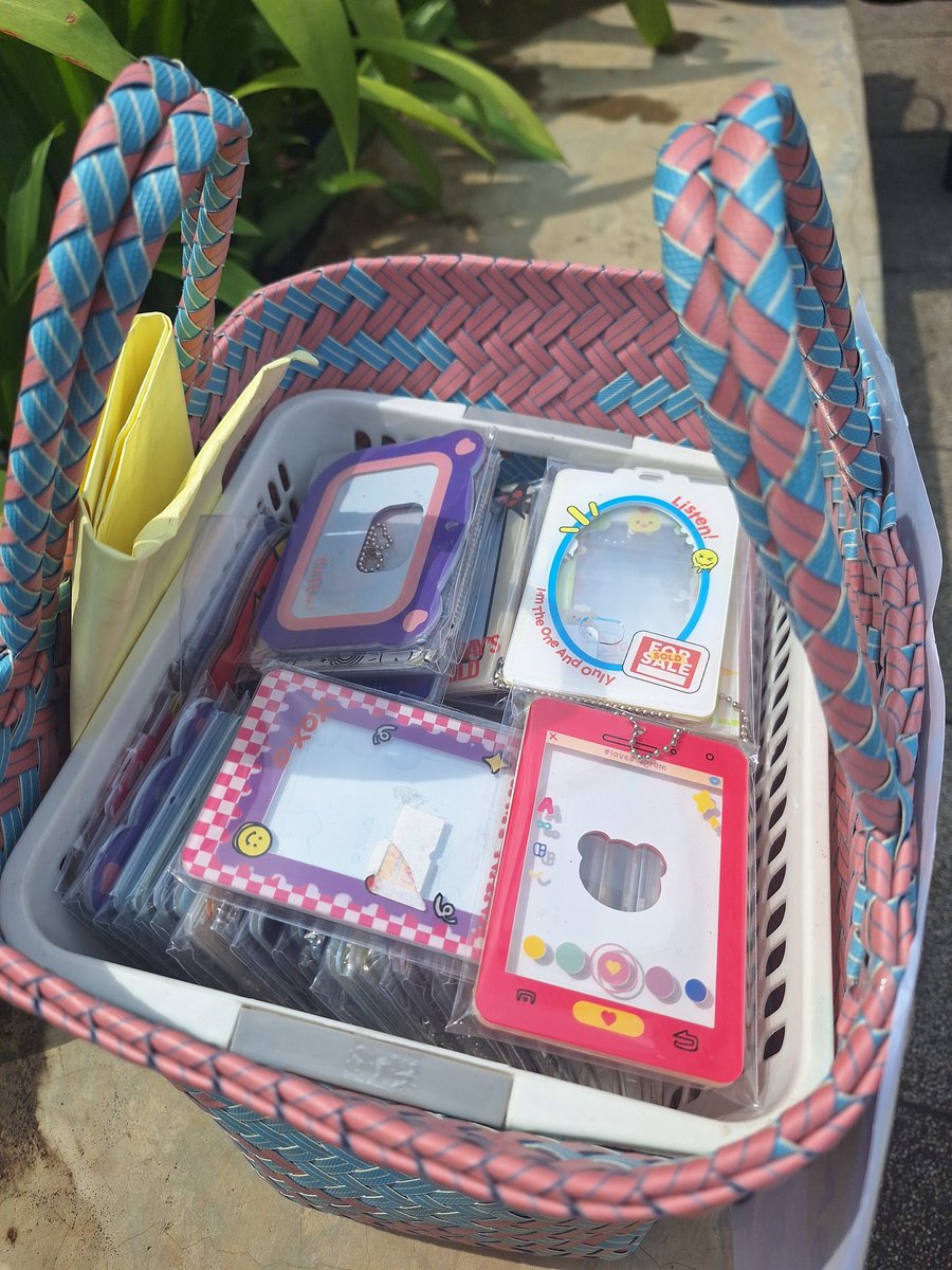 cloudsd_dot_co's tweet photo. WTS Ada yang mau COD Acrylic Photocard Holder 20k aja #THEUNITYINJAKARTA https://t.co/fkaLMCzrHh