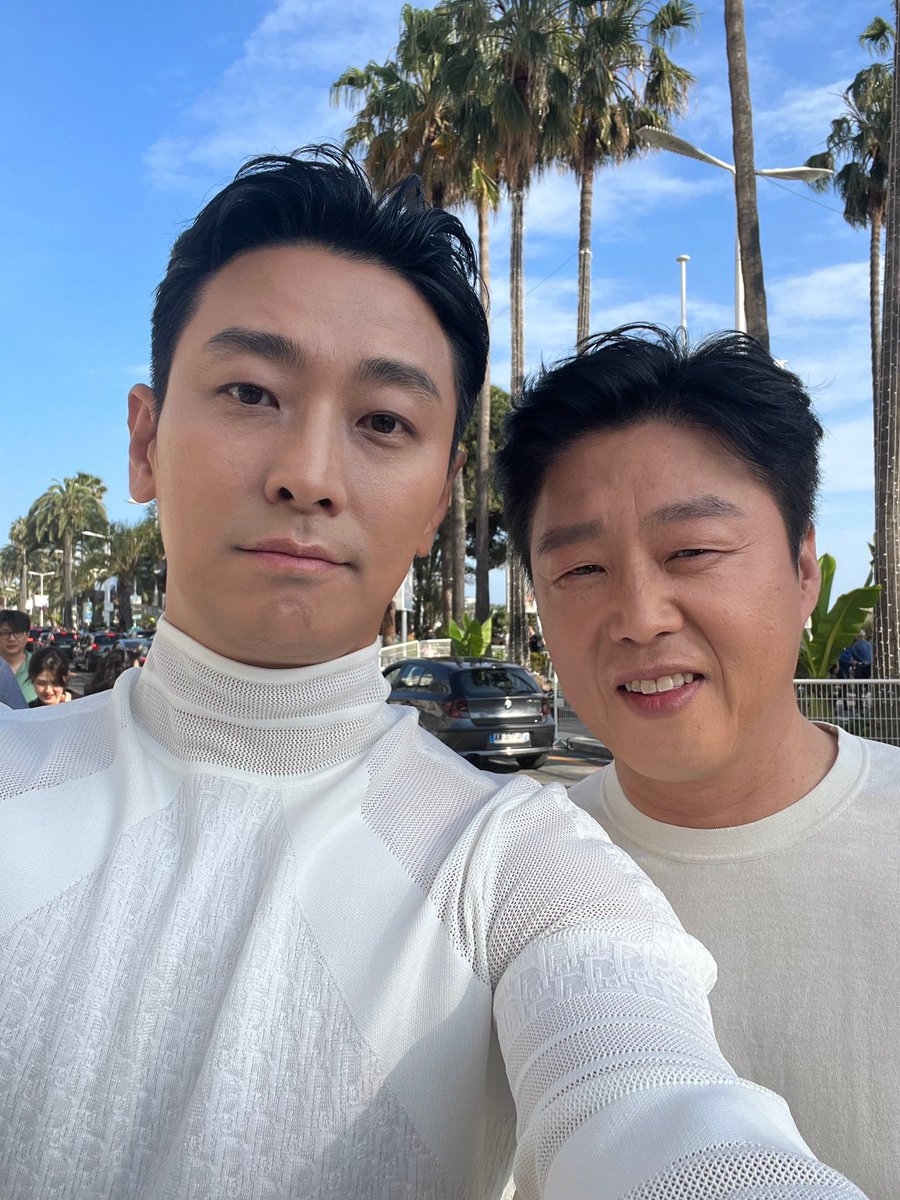 jujihoonglobal_'s tweet image. Ju Ji Hoon will star in #KimHeeWon’s directorial debut project. It is based on the famous webtoon &amp;lt;Shop of the Lamp&amp;gt; by #KangFull (Moving). 

The story is about the living &amp;amp; the dead as their worlds intersect around a mysterious lamp shop. 

#jujihoon #주지훈 #조명가게