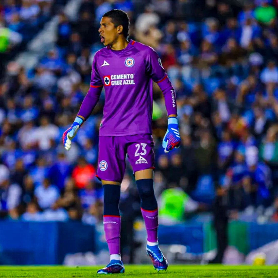AdairRua_'s tweet photo. Kevin Mier brilló en su debut con Cruz Azul.🔥👏

-5 atajadas (3 dentro del área)
-43 toques de balón
-82% de acierto en sus pases
-6/12 balones largos completados

Su equipo cayó por la mínima ante Pachuca tras una anotación de Salomón Rondón. La afición ilusionada. https://t.co/gqkceUTNPa